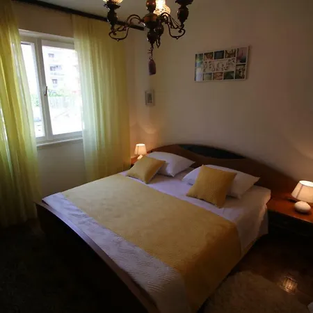 Cosy Sweet Yellow Apartment Split